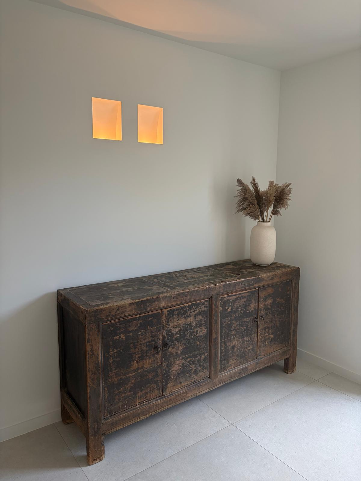 Egale muur met nissen en sfeerverlichting